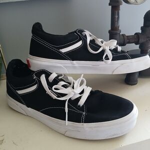 Vans women’s Black and White Sneakers 8.5 🖤